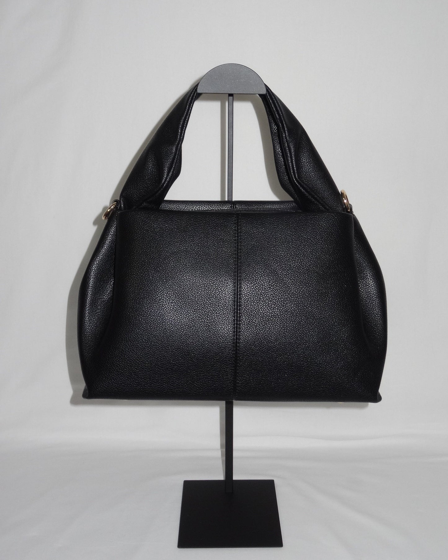 Black sculptural handbag by Atelier Épure elegant, timeless, and effortlessly refined.