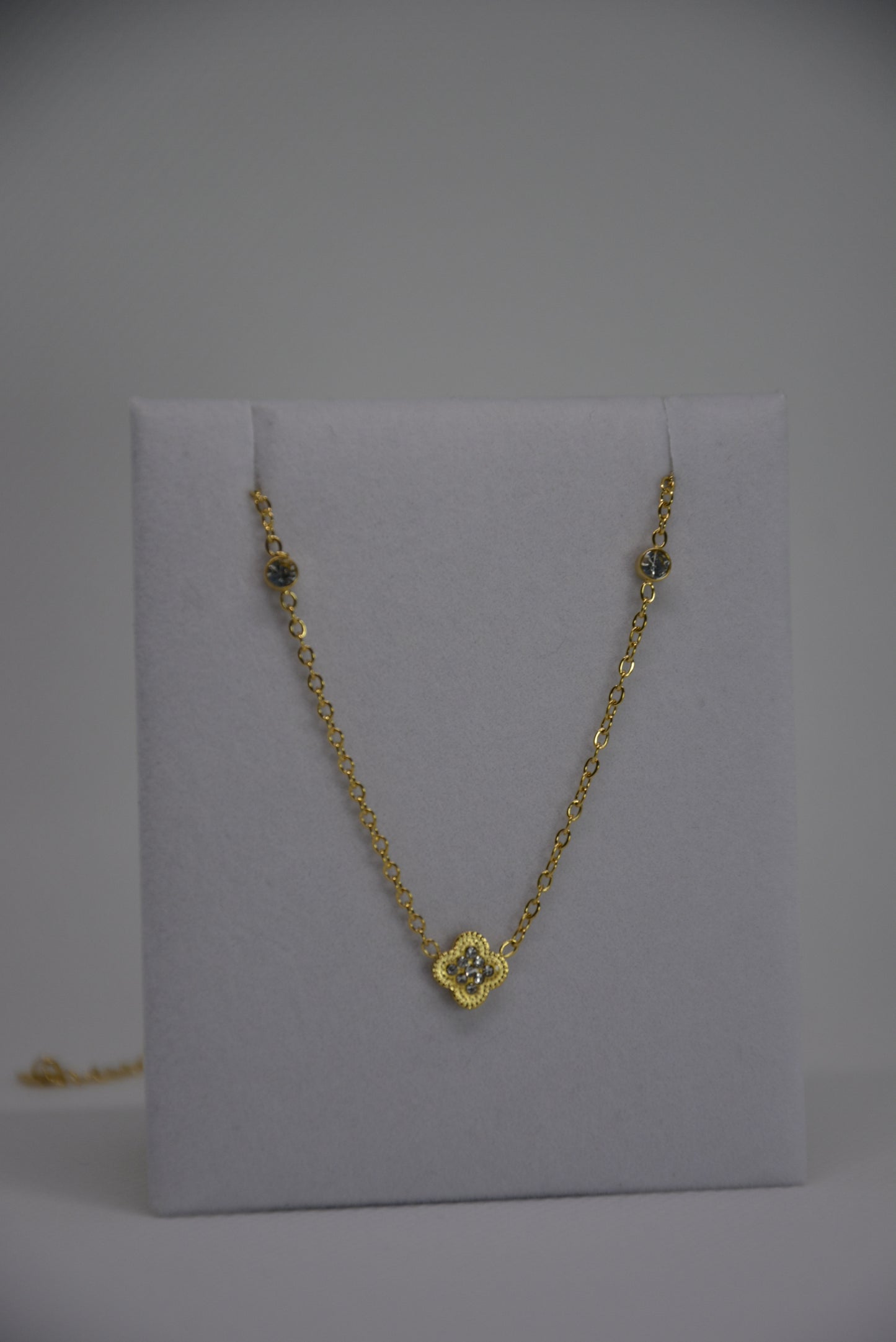 18K gold-plated clover necklace by Atelier Épure; elegant, timeless, and effortlessly refined.