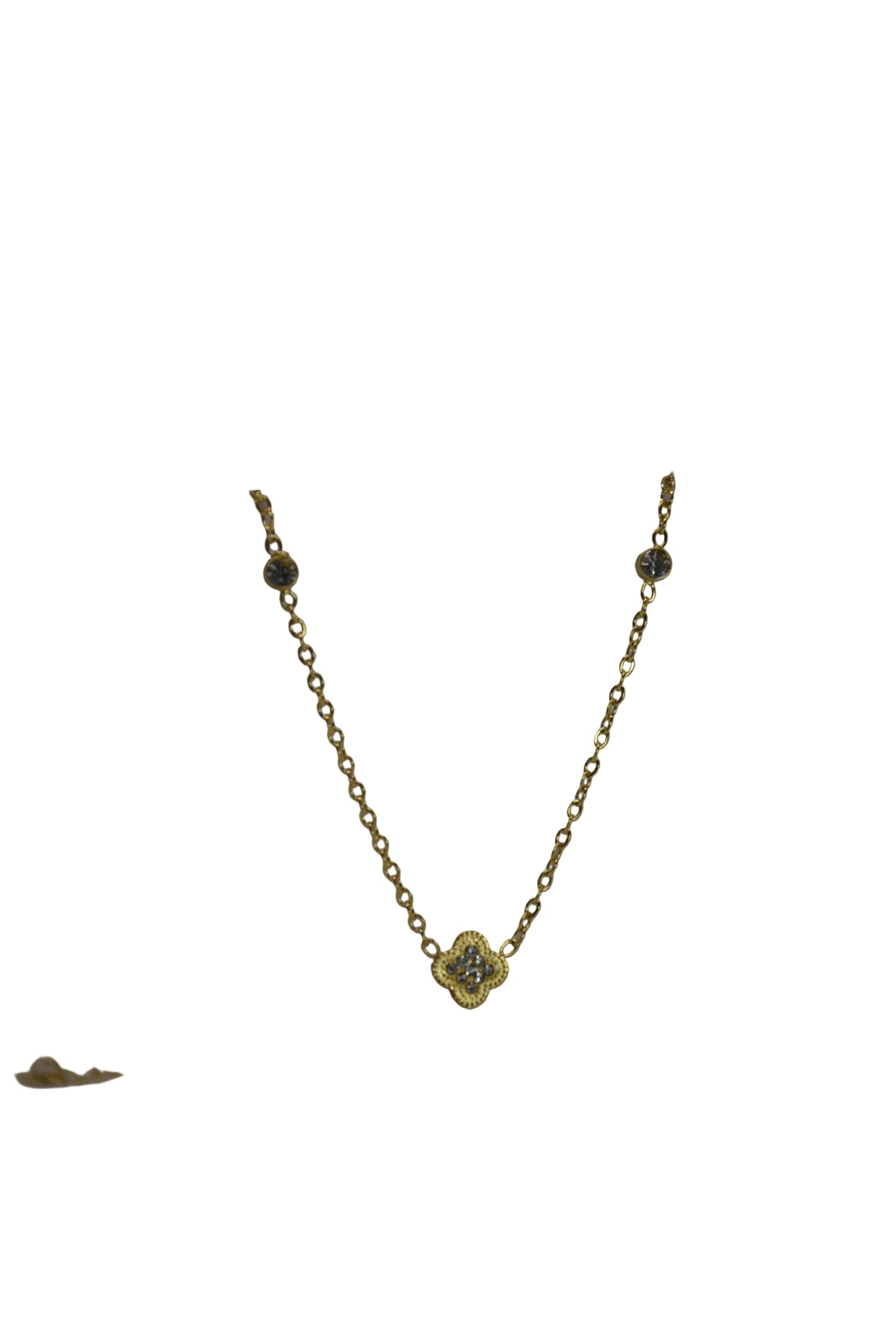 18K gold-plated clover necklace by Atelier Épure; elegant, timeless, and effortlessly refined.