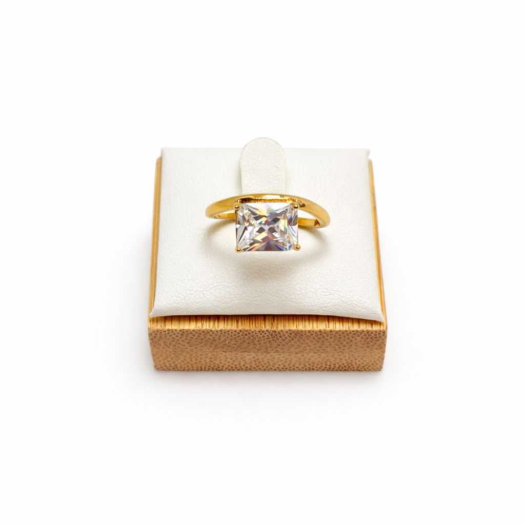 18K gold-plated ring with square zirconia stone by Atelier Épure — elegant, modern, and timeless design.