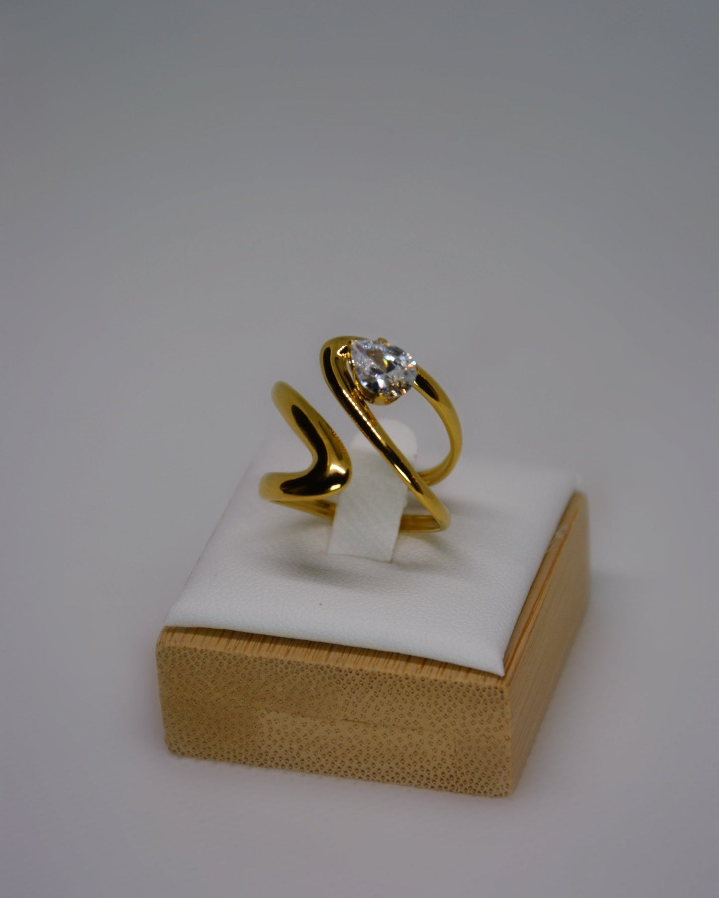 Rayna Ring a modern 18K gold-plated stainless steel ring with a crystal accent by Atelier ÉPURE. Elegant, refined, and designed for everyday sophistication.