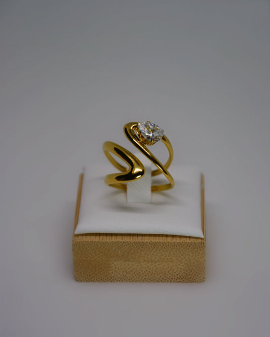Rayna Ring a modern 18K gold-plated stainless steel ring with a crystal accent by Atelier ÉPURE. Elegant, refined, and designed for everyday sophistication.