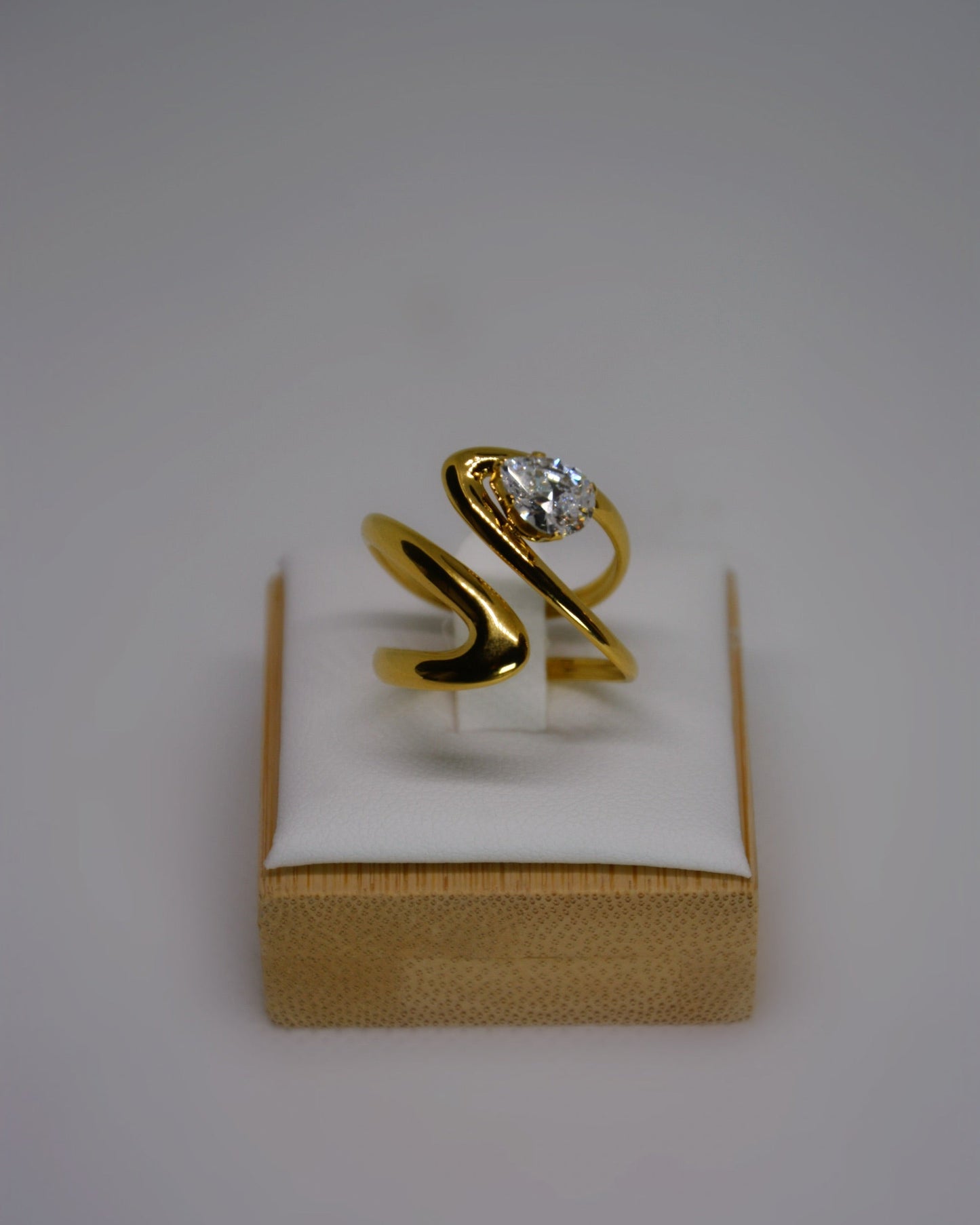 Rayna Ring a modern 18K gold-plated stainless steel ring with a crystal accent by Atelier ÉPURE. Elegant, refined, and designed for everyday sophistication.