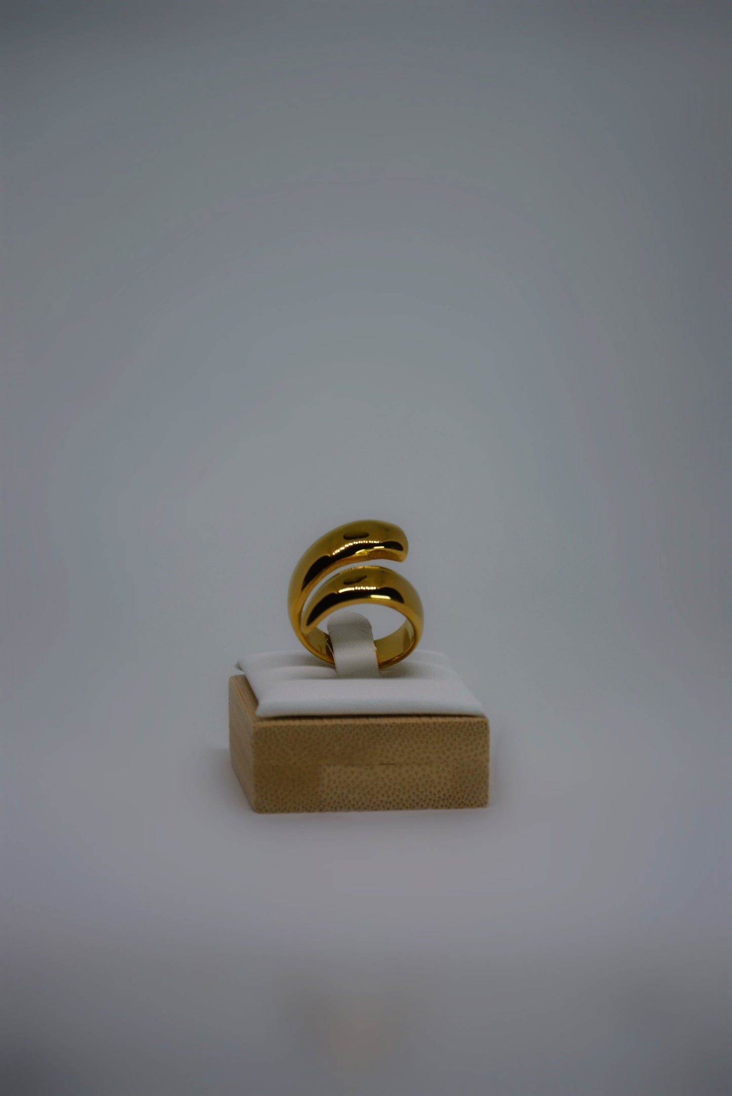 Aurine a sculptural gold ring by Atelier ÉPURE. Bold, minimal, and timelessly elegant. A reflection of effortless sophistication.
