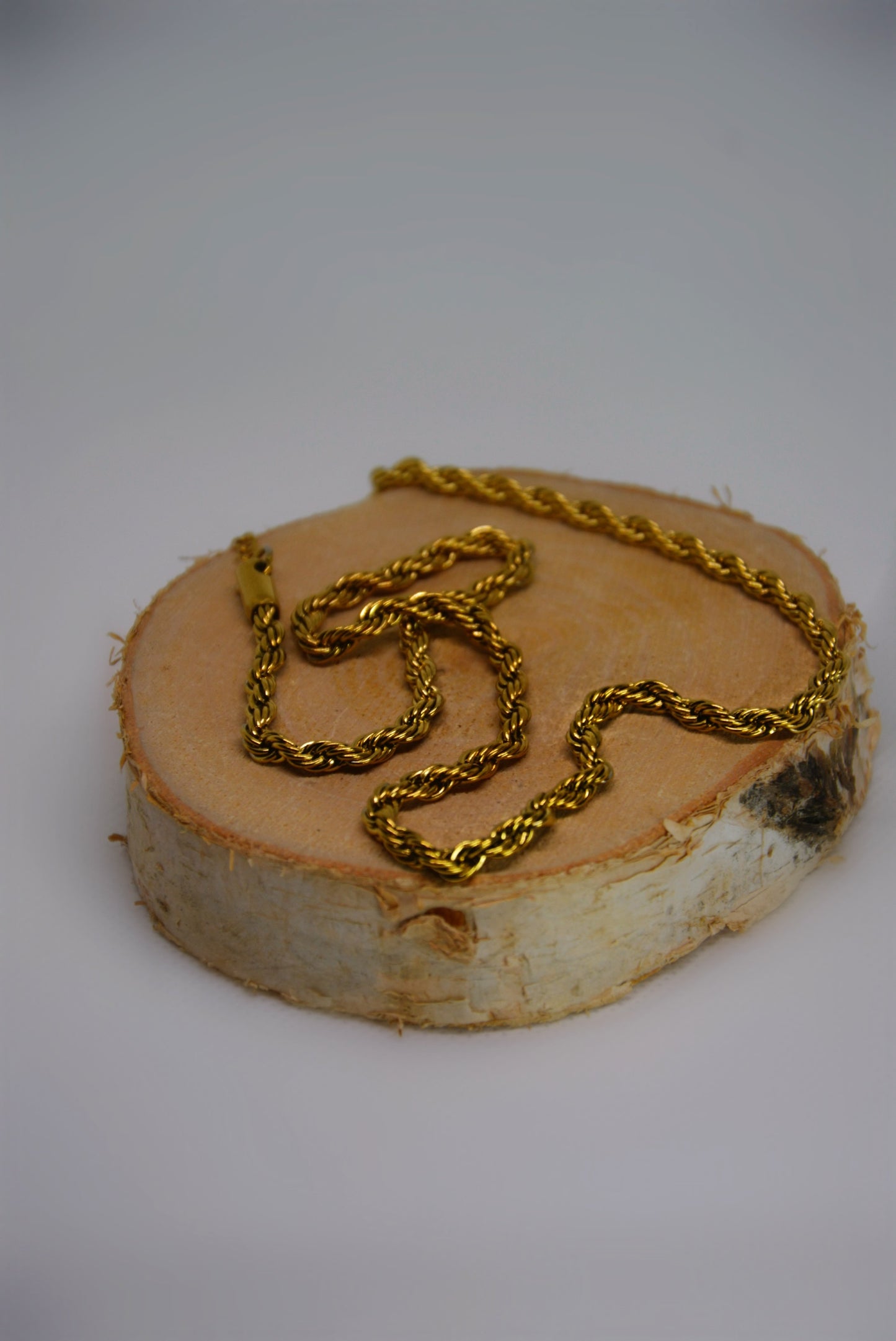 Twine a timeless 18K gold rope necklace by Atelier ÉPURE. Elegant, fluid, and refined. A golden classic redefined in soft luxury.