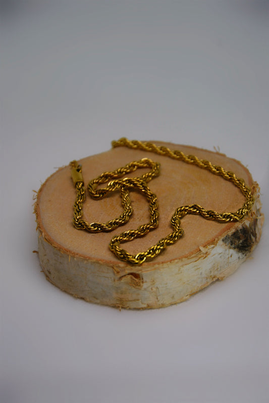 Twine a timeless 18K gold rope necklace by Atelier ÉPURE. Elegant, fluid, and refined. A golden classic redefined in soft luxury.