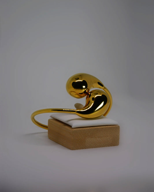 Solace a bold 18K gold-plated stainless steel bracelet by Atelier ÉPURE. Sculptural, elegant, and timelessly powerful.