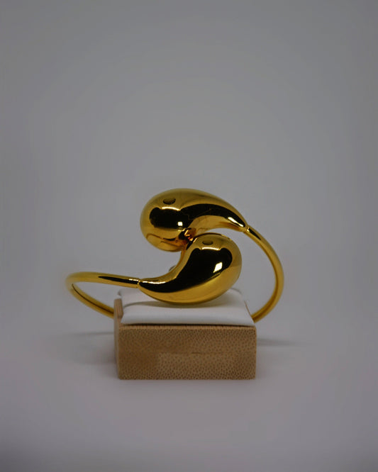 Solace a bold 18K gold-plated stainless steel bracelet by Atelier ÉPURE. Sculptural, elegant, and timelessly powerful.