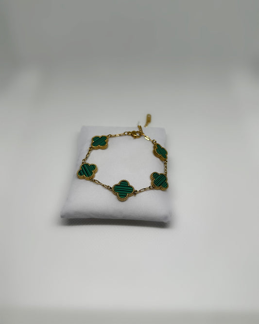 18K gold-plated clover bracelet with green enamel by Atelier Épure elegant, timeless, and effortlessly refined.