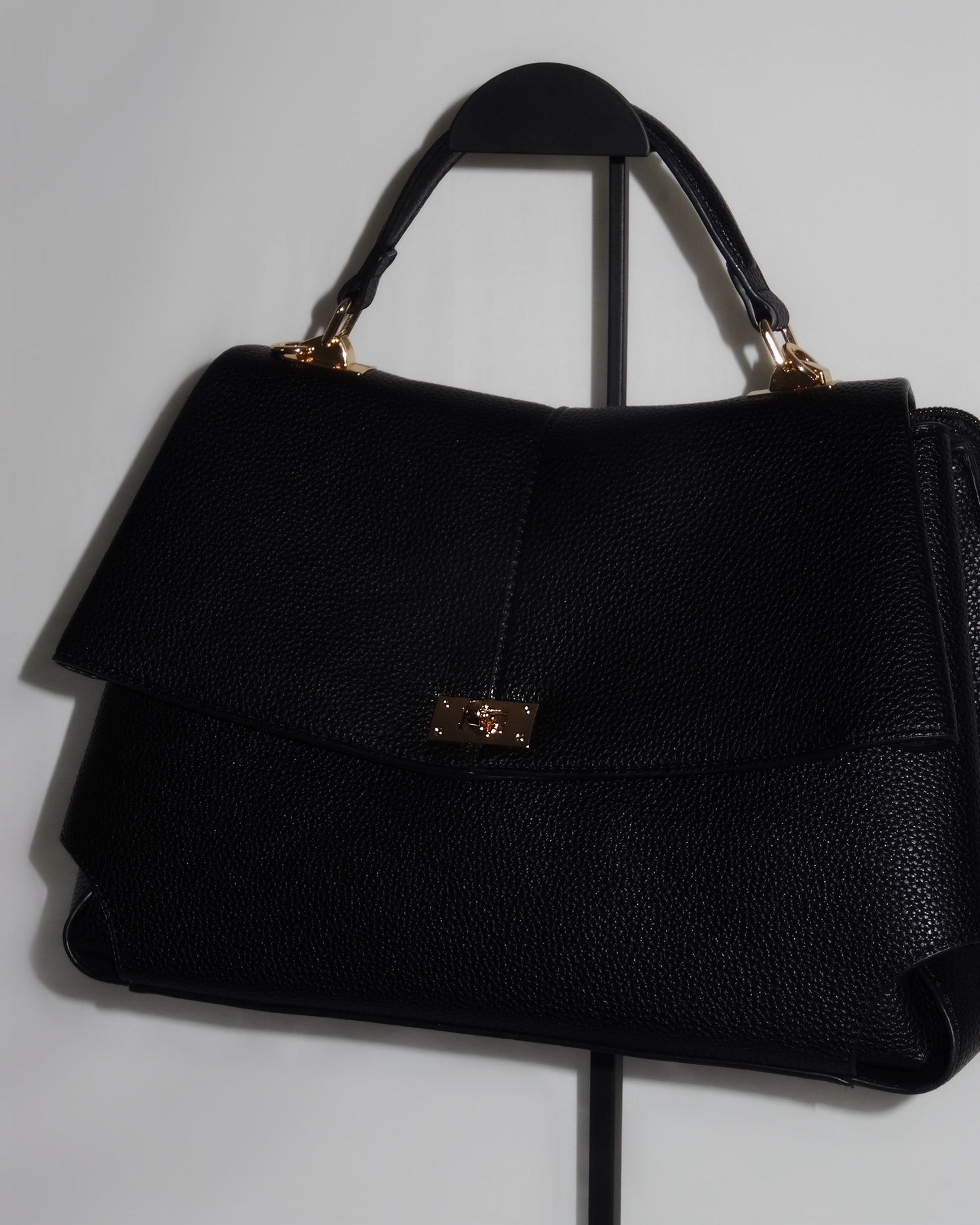 Black sculptural handbag by Atelier Épure elegant, timeless, and effortlessly refined.