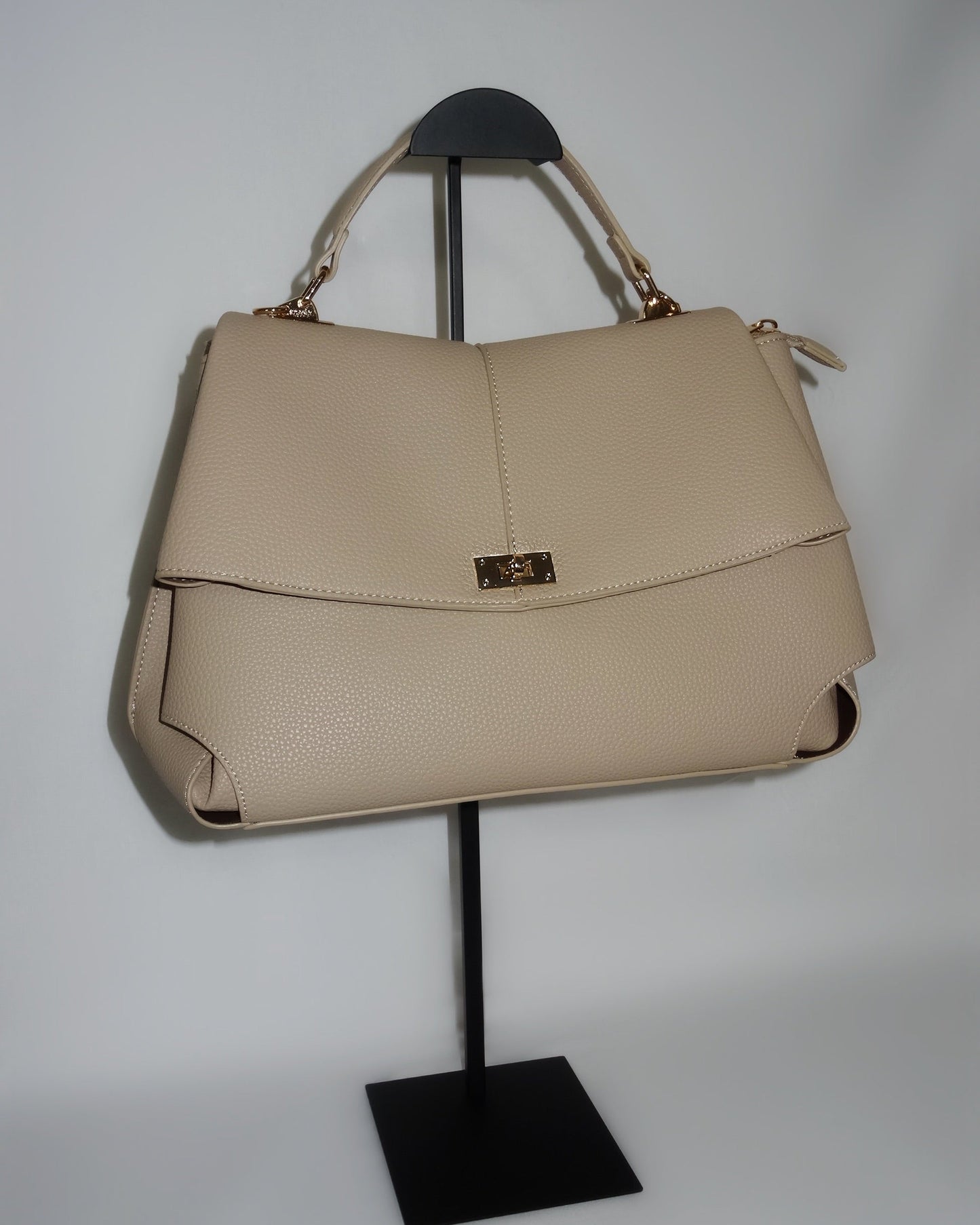 Sculptural beige handbag by Atelier Épure elegant, timeless, and effortlessly refined.
