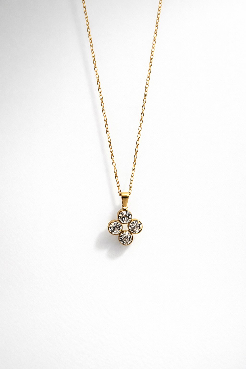 Gold-plated jewellery set with zirconia stones by Atelier Épure elegant, structured, and timeless.