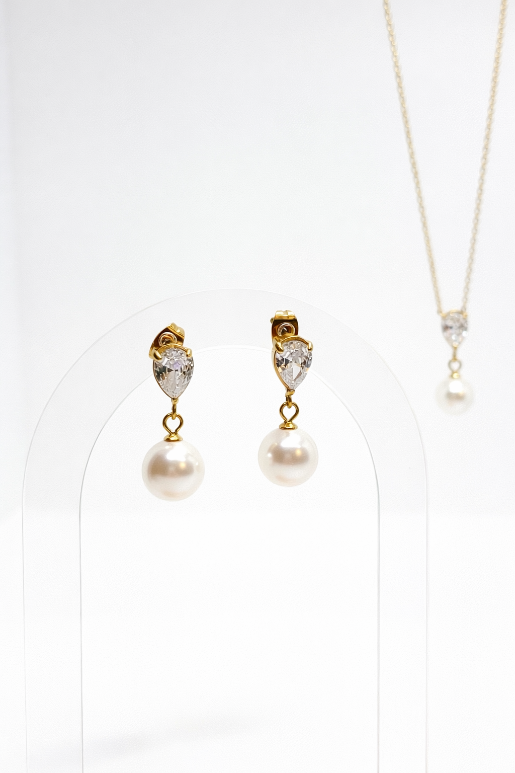 18K gold-plated earrings with pear zirconia and pearl drop by Atelier Épure — elegant, feminine, and timeless.