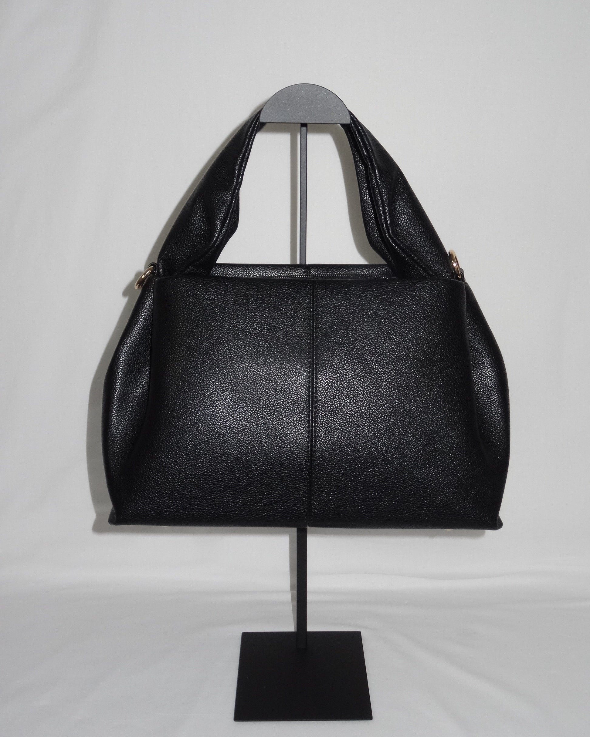 Black sculptural handbag by Atelier Épure elegant, timeless, and effortlessly refined.