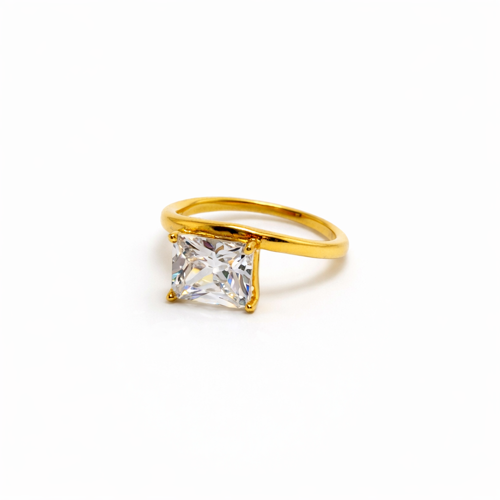 18K gold-plated ring with square zirconia stone by Atelier Épure — elegant, modern, and timeless design.