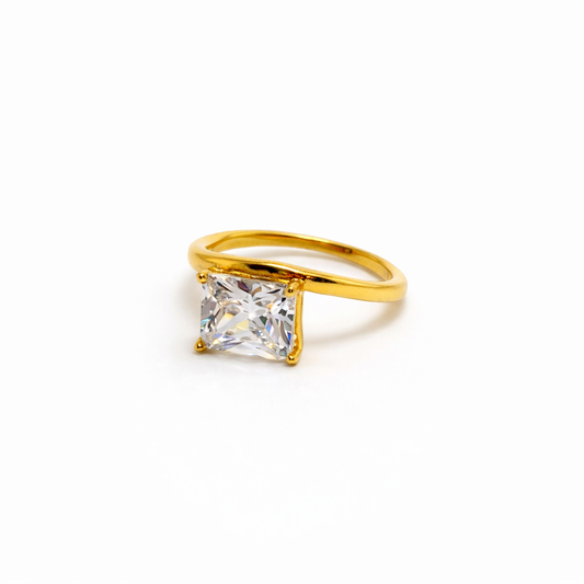 18K gold-plated ring with square zirconia stone by Atelier Épure — elegant, modern, and timeless design.