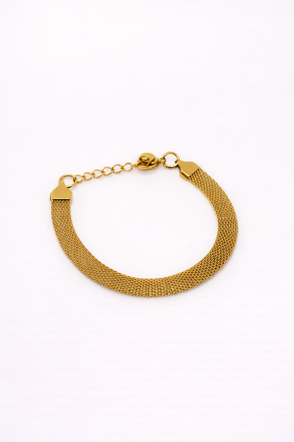 18K gold-tone mesh bracelet by Atelier Épure — smooth, elegant and inspired by sunlit dunes and Mediterranean summer warmth.