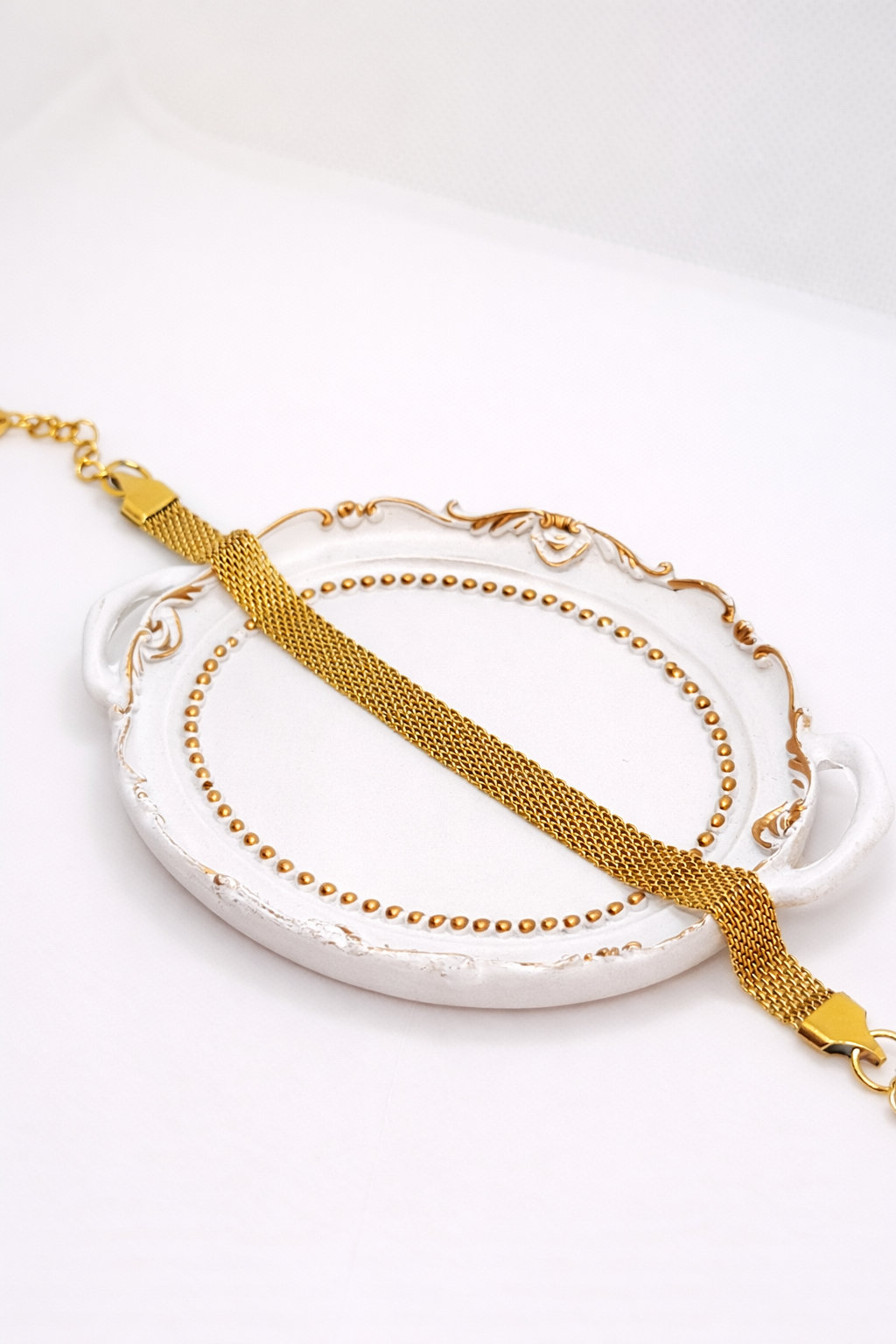 18K gold-tone mesh bracelet by Atelier Épure — smooth, elegant and inspired by sunlit dunes and Mediterranean summer warmth.