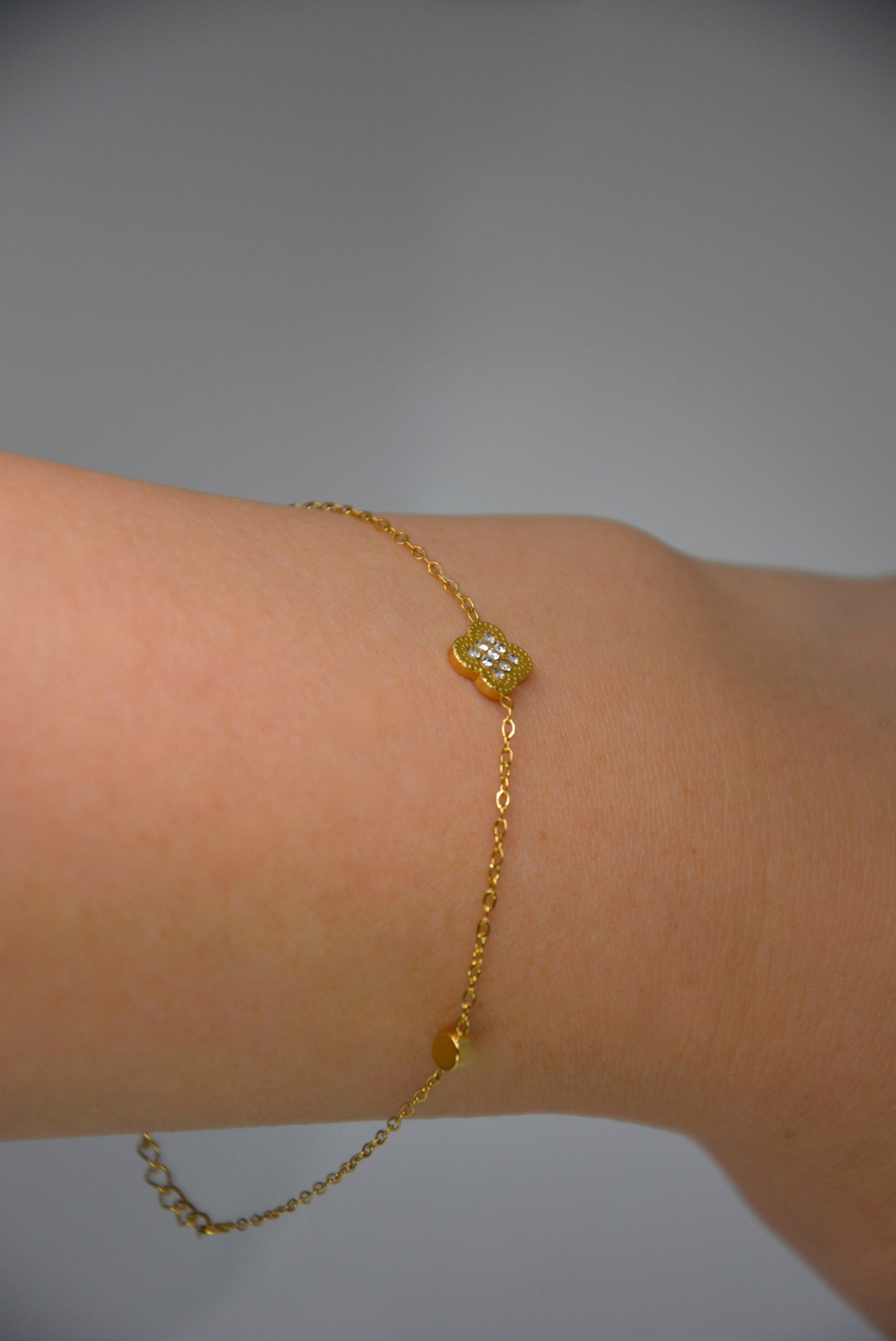 18K gold-plated clover bracelet by Atelier Épure, elegant, refined, and effortlessly timeless.