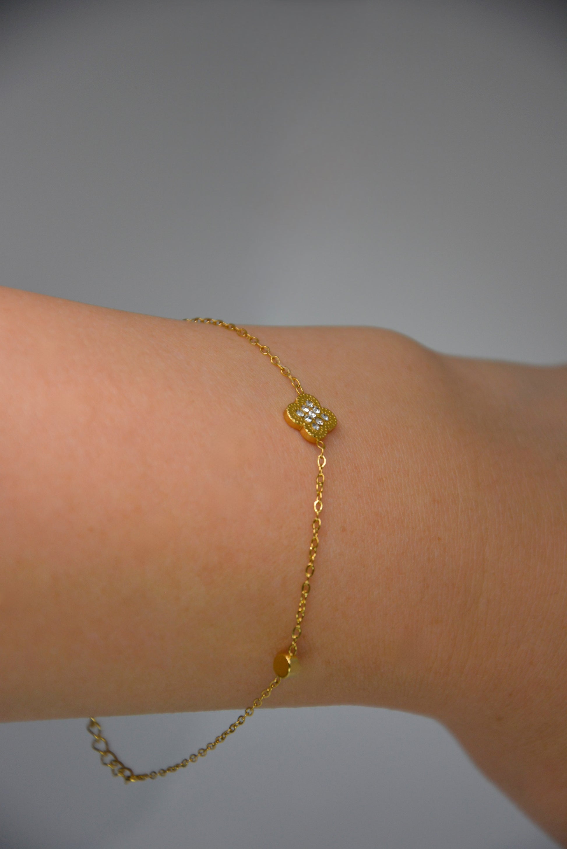 18K gold-plated clover bracelet by Atelier Épure, elegant, refined, and effortlessly timeless.