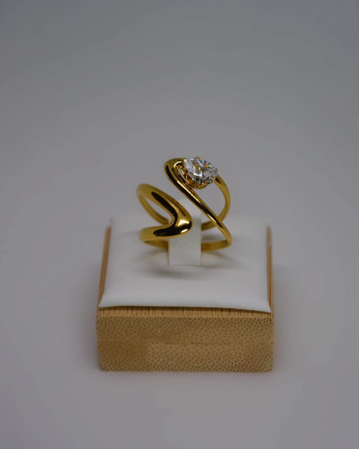 Rayna Ring a modern 18K gold-plated stainless steel ring with a crystal accent by Atelier ÉPURE. Elegant, refined, and designed for everyday sophistication.