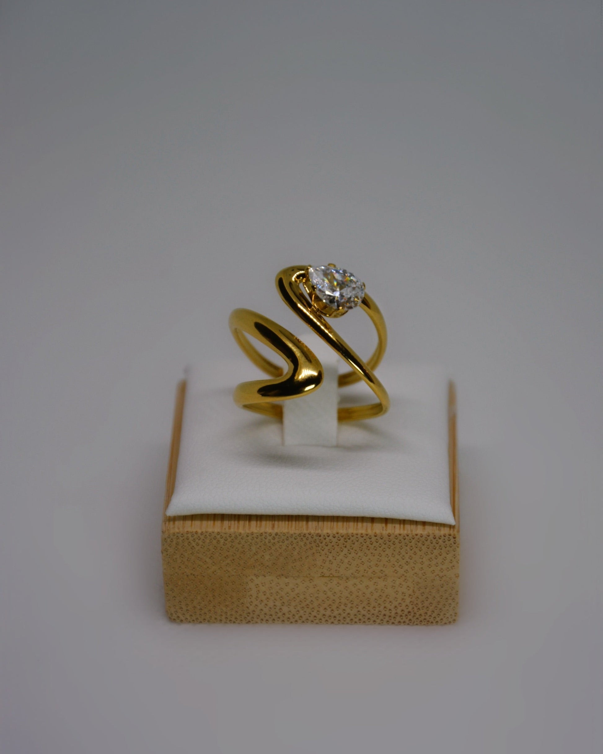 Rayna Ring a modern 18K gold-plated stainless steel ring with a crystal accent by Atelier ÉPURE. Elegant, refined, and designed for everyday sophistication.