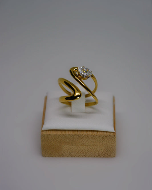 Rayna Ring a modern 18K gold-plated stainless steel ring with a crystal accent by Atelier ÉPURE. Elegant, refined, and designed for everyday sophistication.