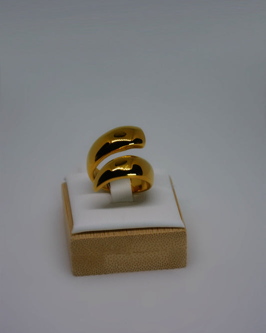 Aurine a sculptural 18K gold ring by Atelier ÉPURE. Bold, minimal, and timelessly elegant. A reflection of effortless sophistication.