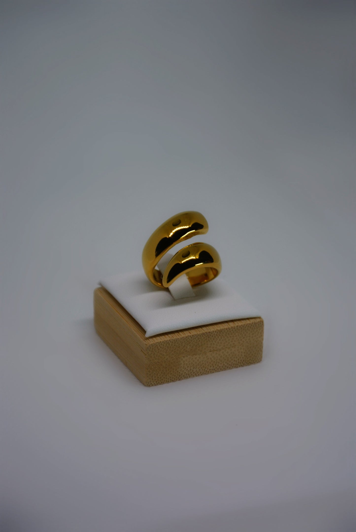 Aurine a sculptural gold ring by Atelier ÉPURE. Bold, minimal, and timelessly elegant. A reflection of effortless sophistication.