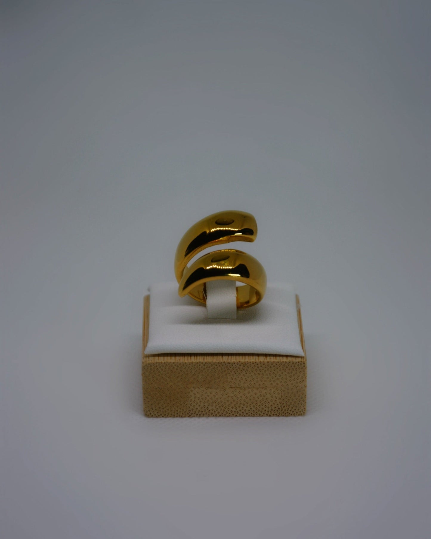 Aurine  a sculptural gold ring by Atelier ÉPURE. Bold, minimal, and timelessly elegant. A reflection of effortless sophistication.
