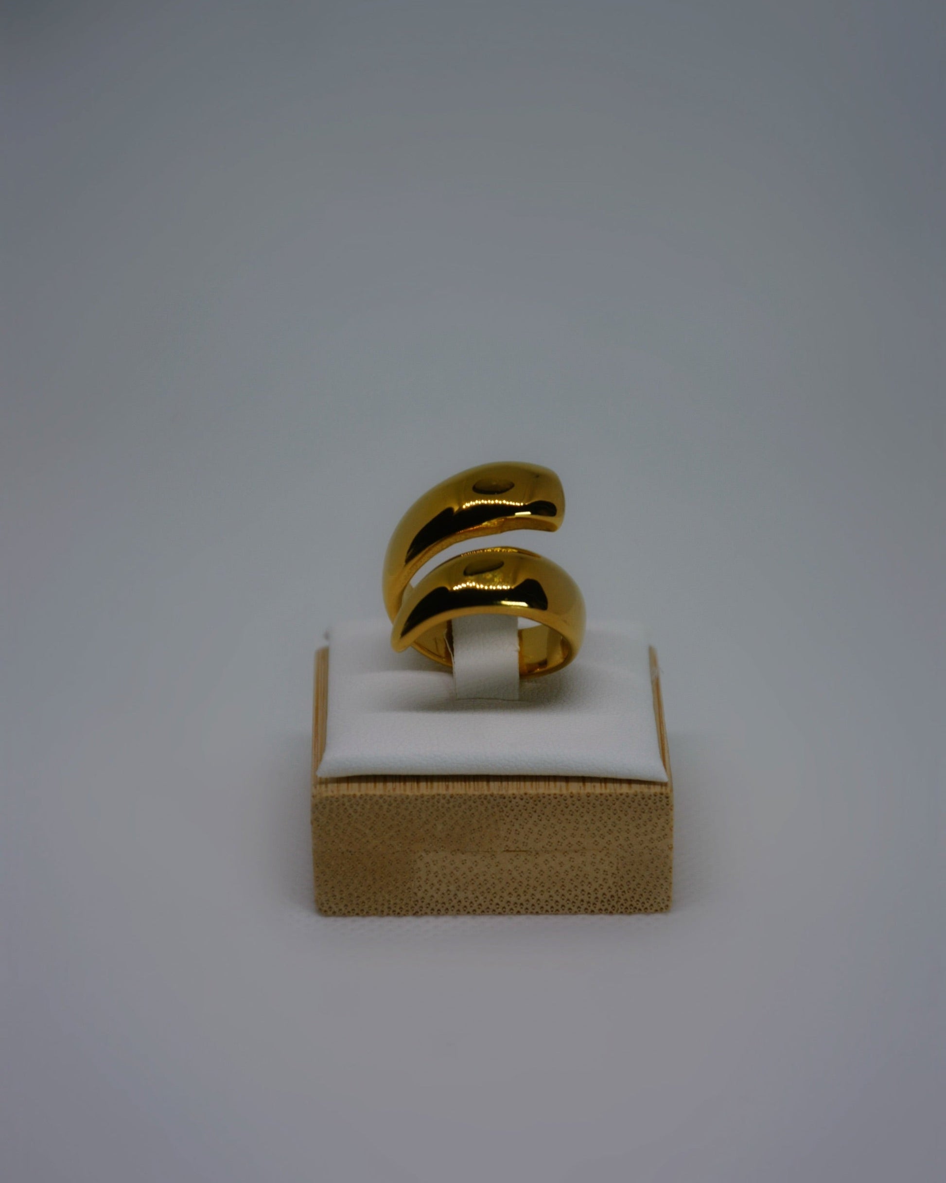 Aurine  a sculptural gold ring by Atelier ÉPURE. Bold, minimal, and timelessly elegant. A reflection of effortless sophistication.