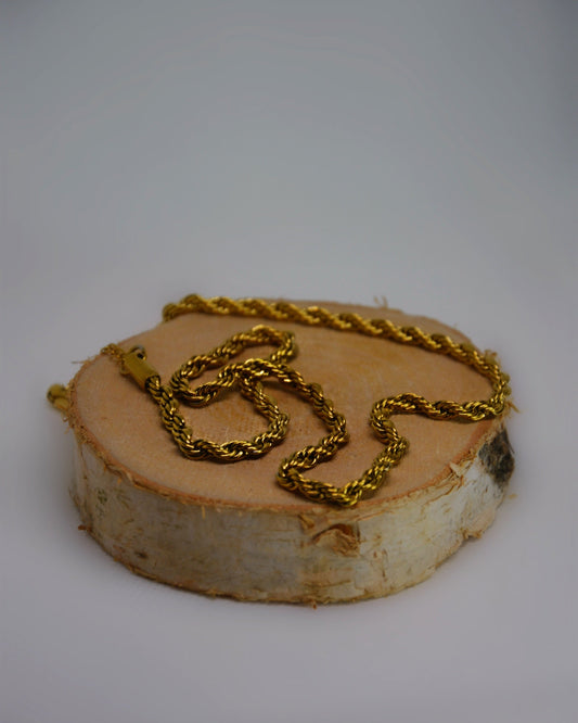 Twine a timeless 18K gold rope necklace by Atelier ÉPURE. Elegant, fluid, and refined. A golden classic redefined in soft luxury.