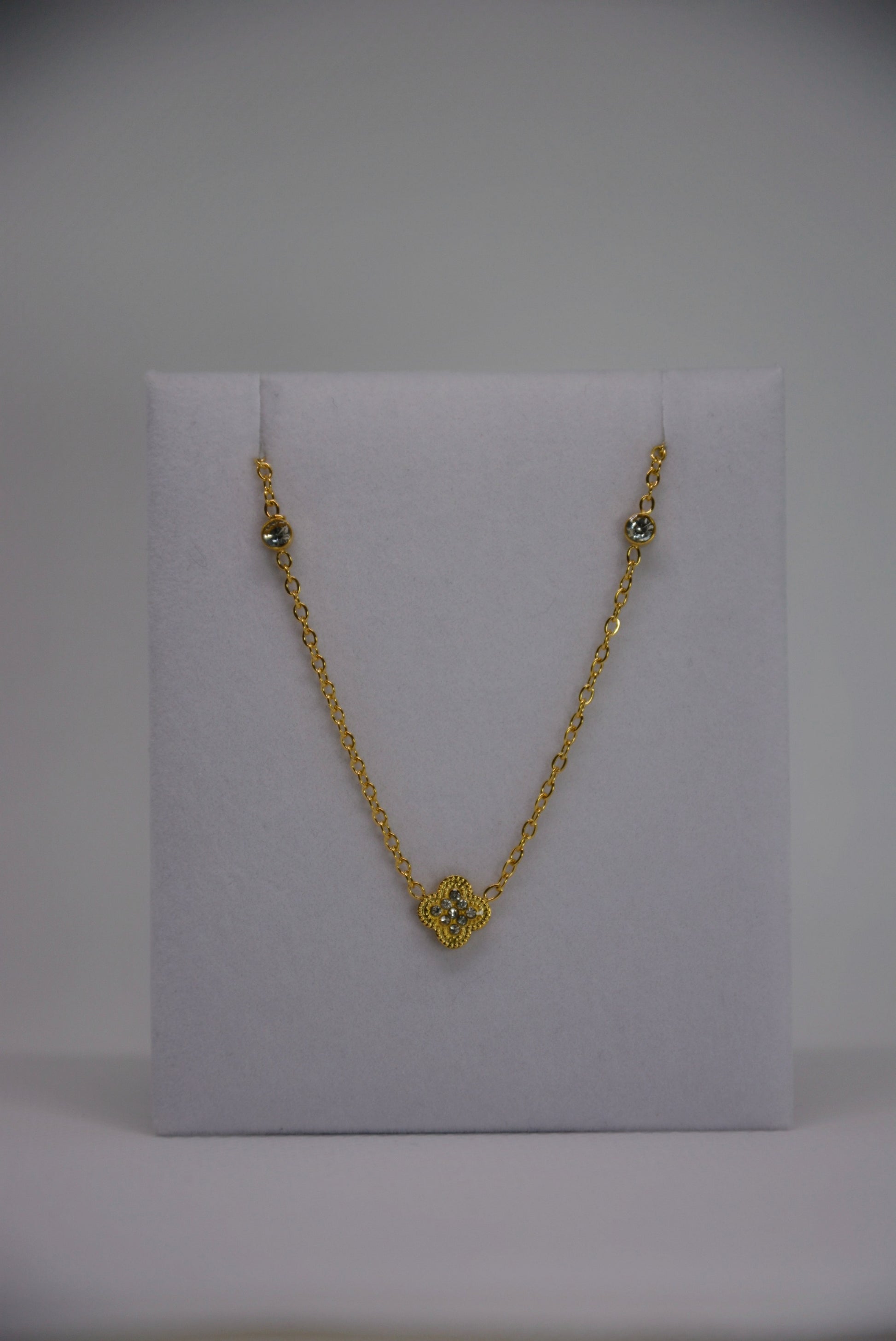 18K gold-plated clover necklace by Atelier Épure; elegant, timeless, and effortlessly refined.