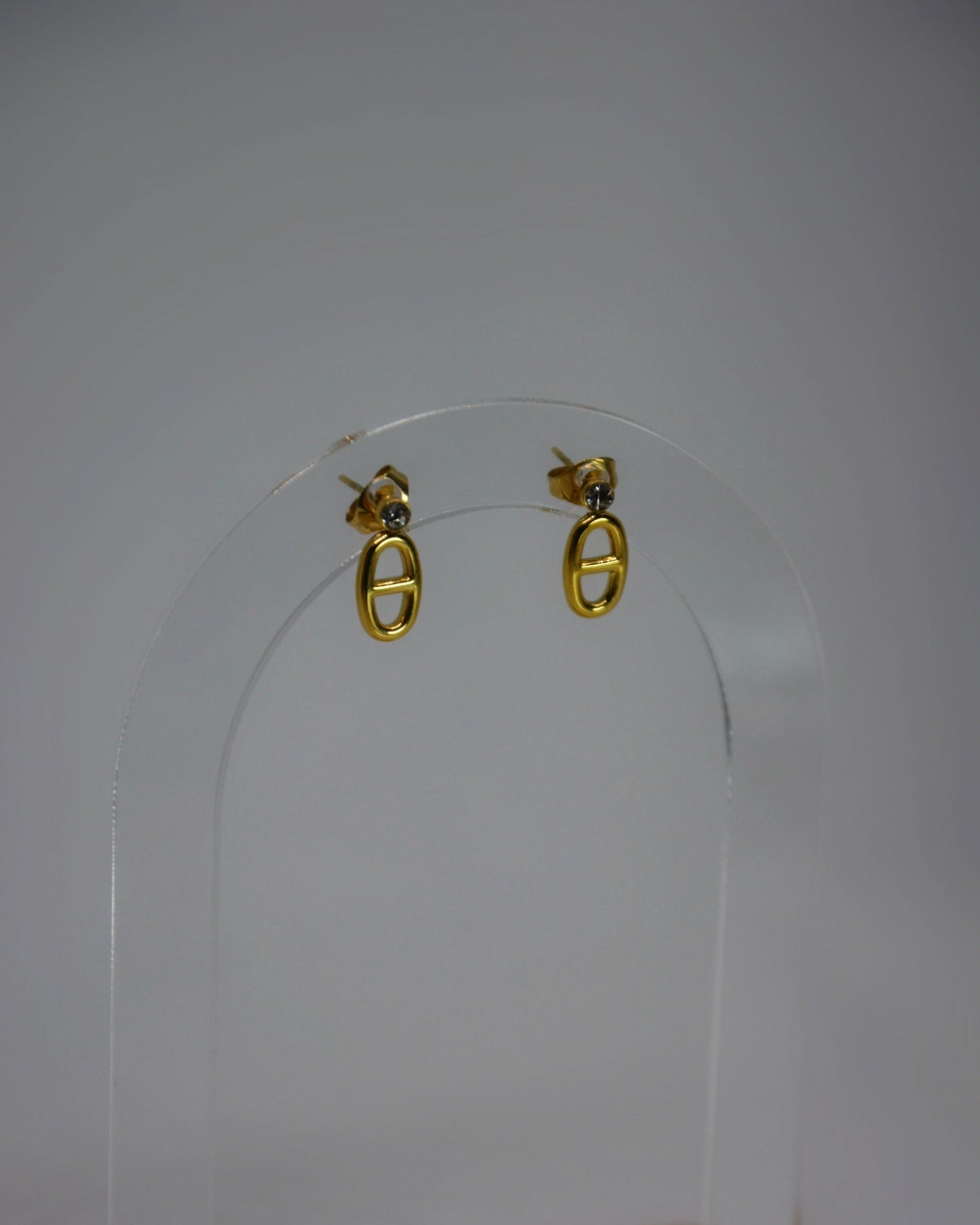 18K gold-plated earrings by Atelier Épure — elegant oval design with subtle crystal detail, timeless and refined