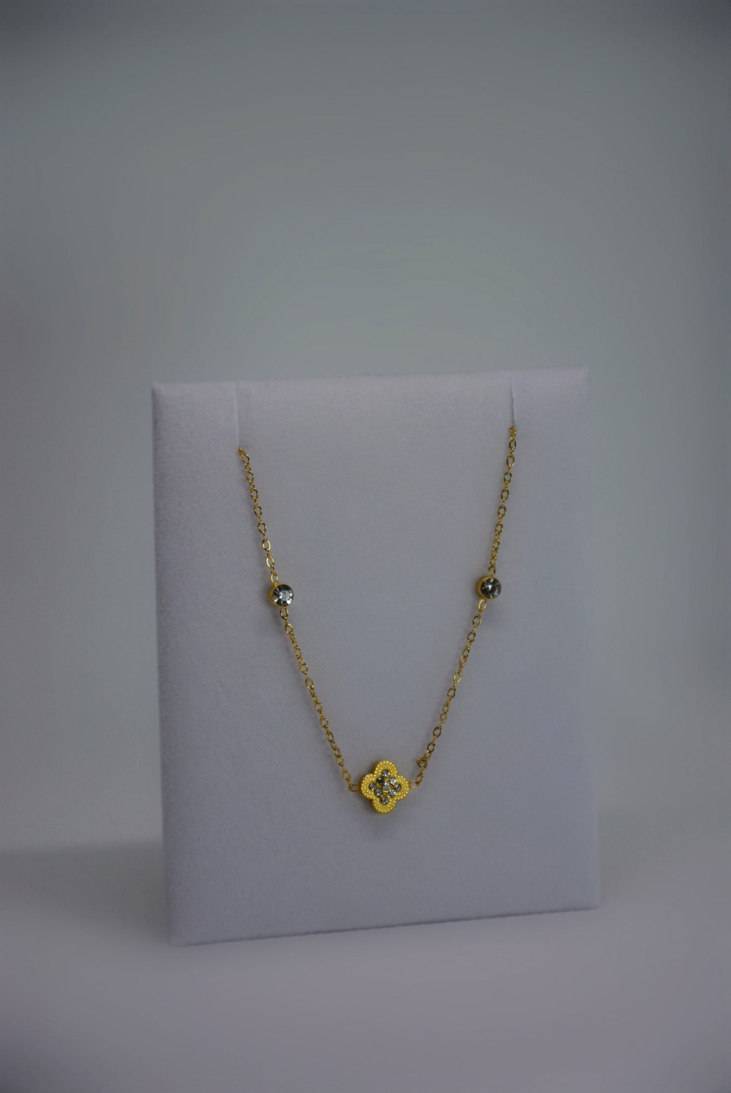 18K gold-plated clover bracelet by Atelier Épure; elegant, refined, and effortlessly timeless.