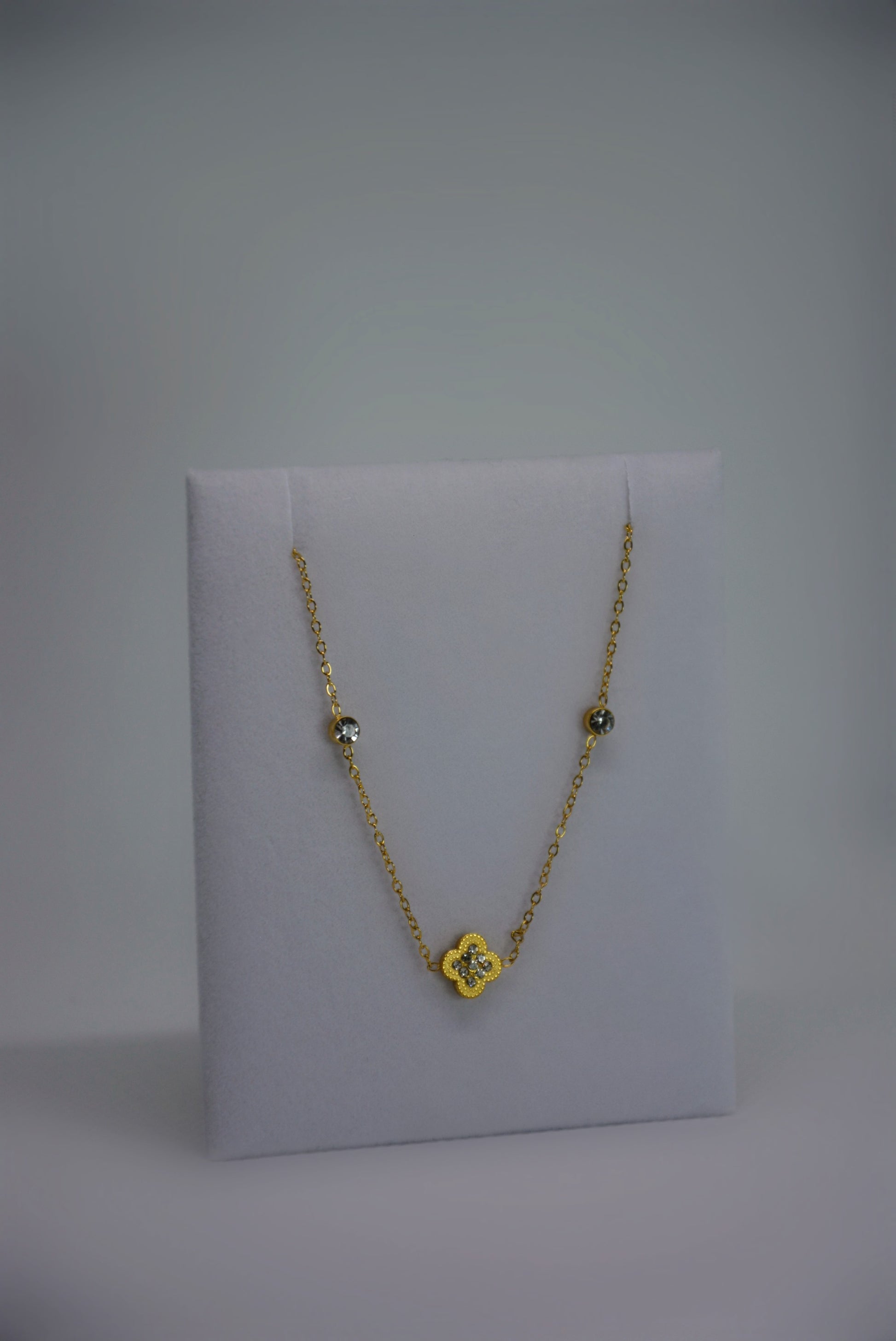 18K gold-plated clover bracelet by Atelier Épure; elegant, refined, and effortlessly timeless.