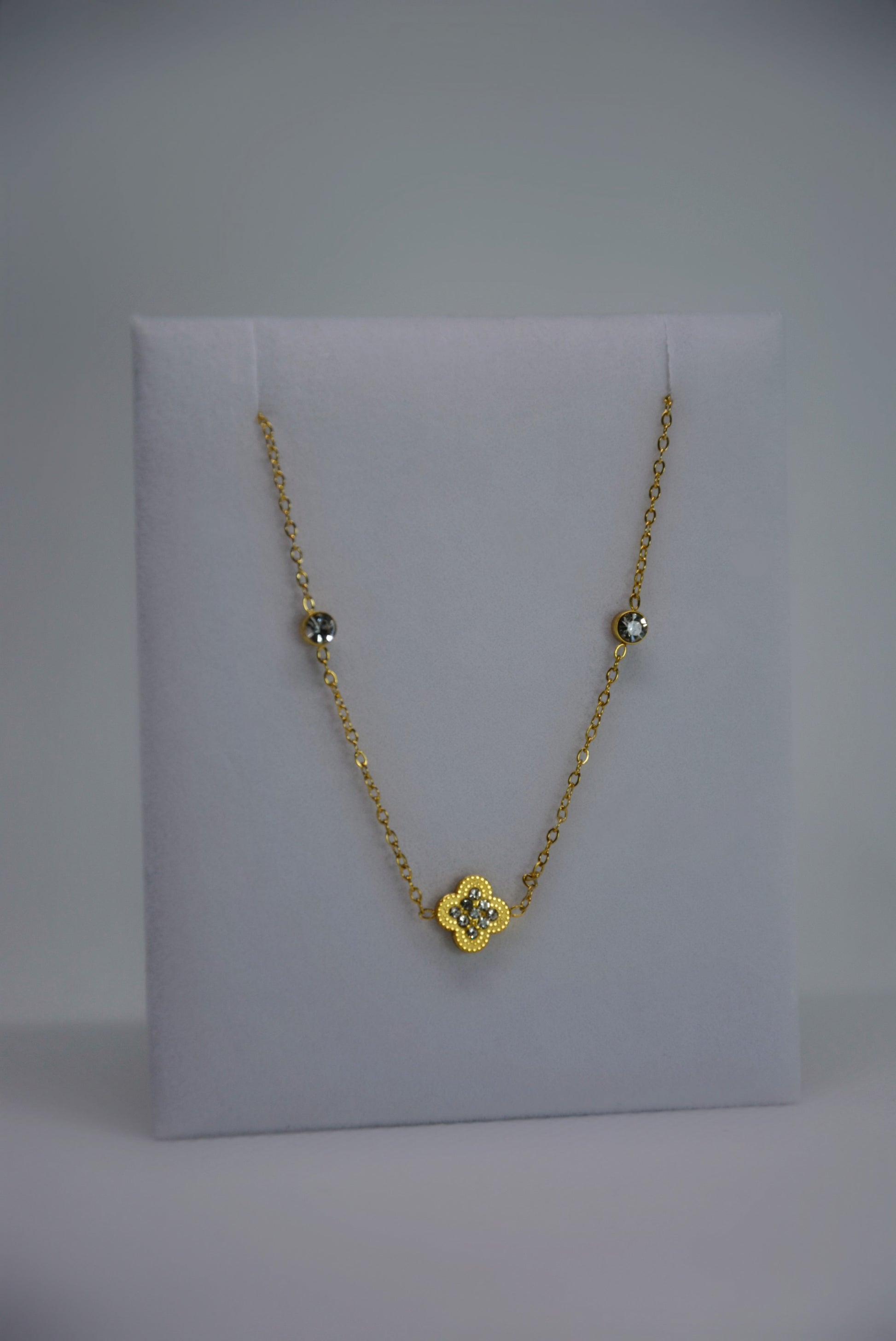 18K gold-plated clover bracelet by Atelier Épure; elegant, refined, and effortlessly timeless.