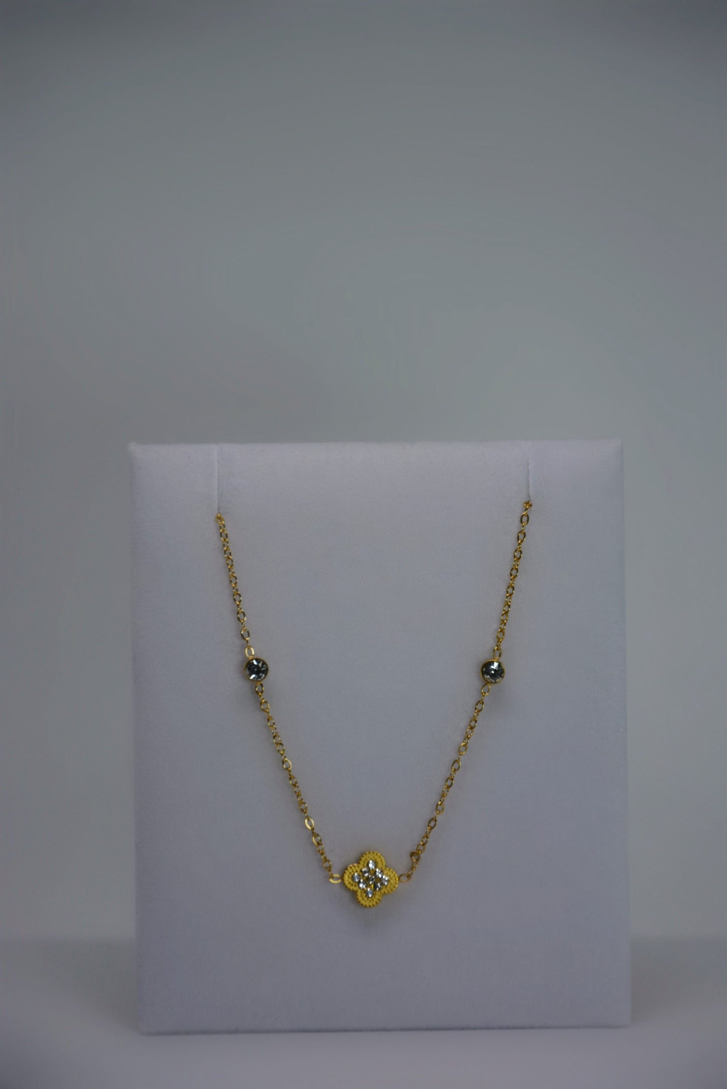 18K gold-plated clover bracelet by Atelier Épure; elegant, refined, and effortlessly timeless.