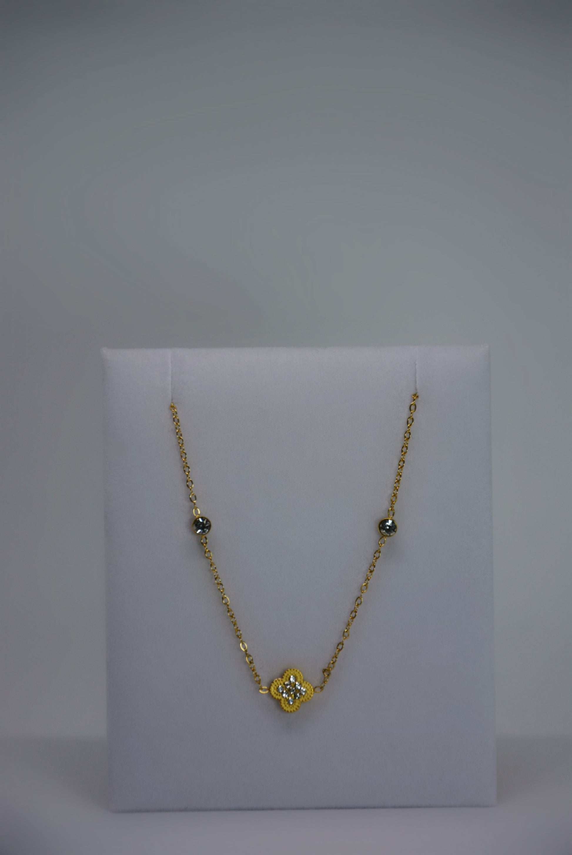 18K gold-plated clover bracelet by Atelier Épure; elegant, refined, and effortlessly timeless.