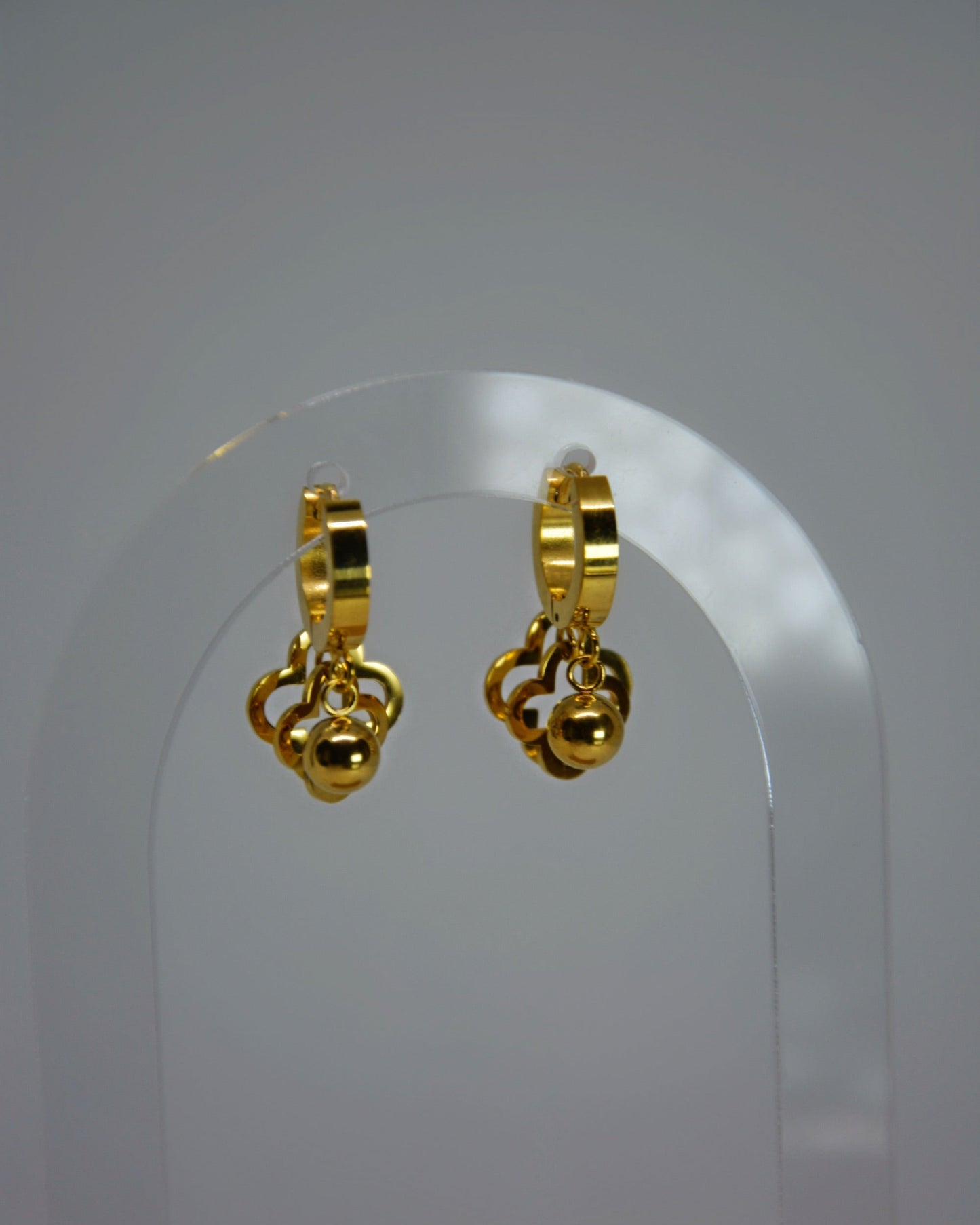 Élan gold-toned stainless steel earrings with double clover and pearl detail by Atelier Épure. Elegant, feminine, and timelessly refined.