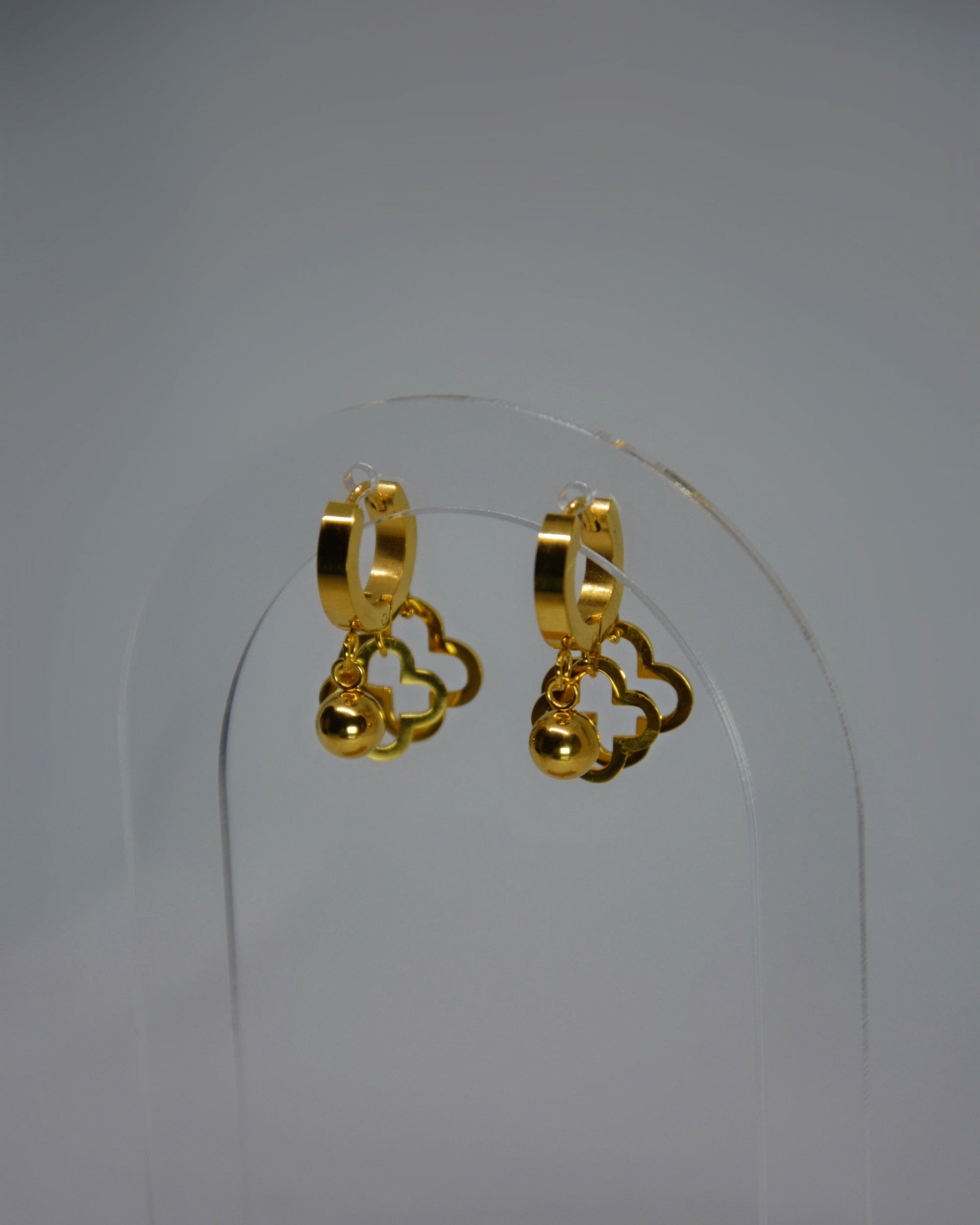 Élan gold-toned stainless steel earrings with double clover and pearl detail by Atelier Épure. Elegant, feminine, and timelessly refined.