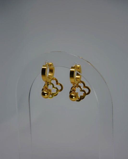 Élan gold-toned stainless steel earrings with double clover and pearl detail by Atelier Épure. Elegant, feminine, and timelessly refined.