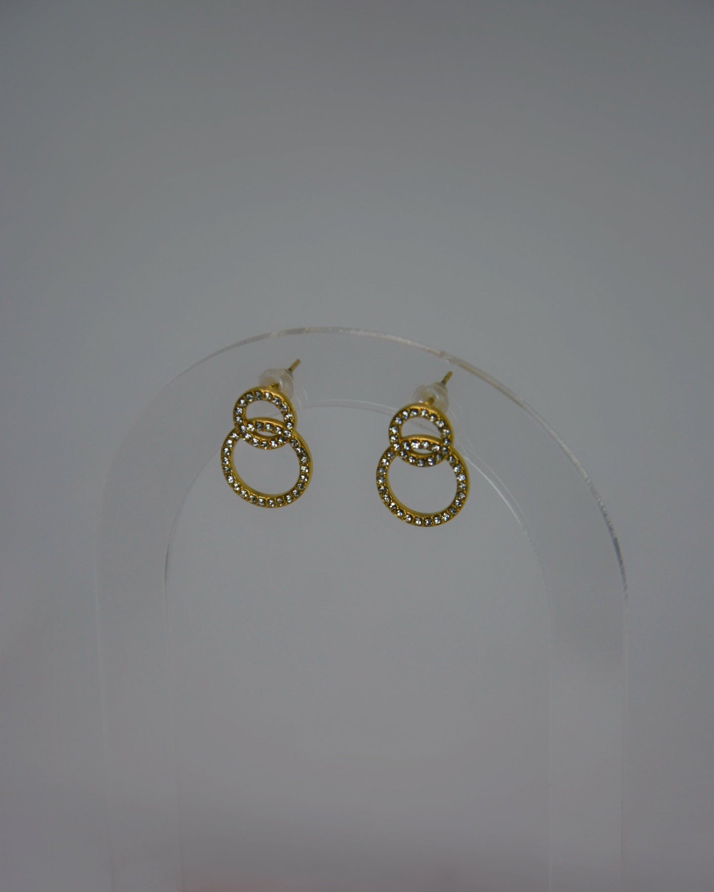 18K gold-plated halo earrings by Atelier Épureelegant, timeless, and effortlessly refined. 