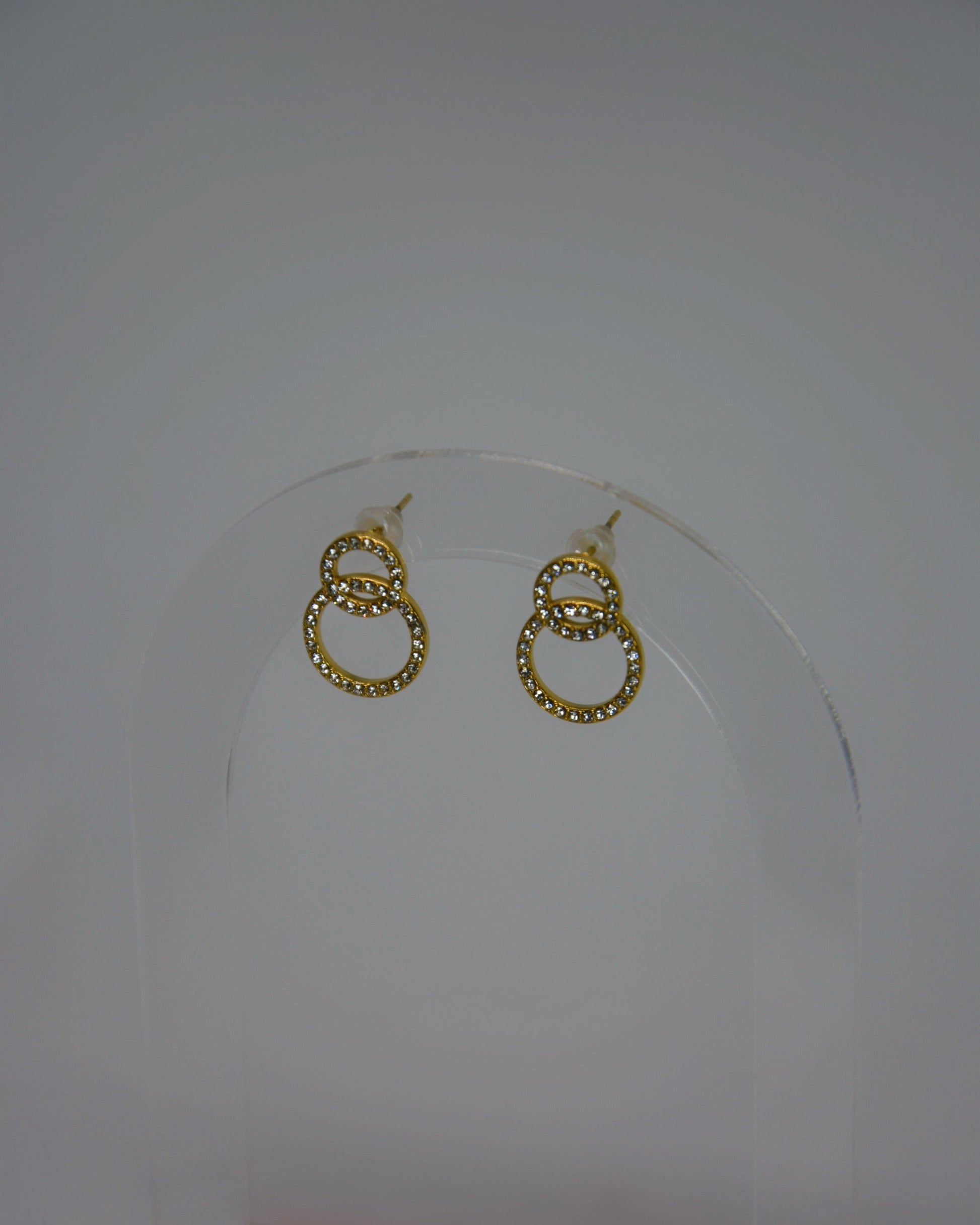 18K gold-plated halo earrings by Atelier Épureelegant, timeless, and effortlessly refined. 