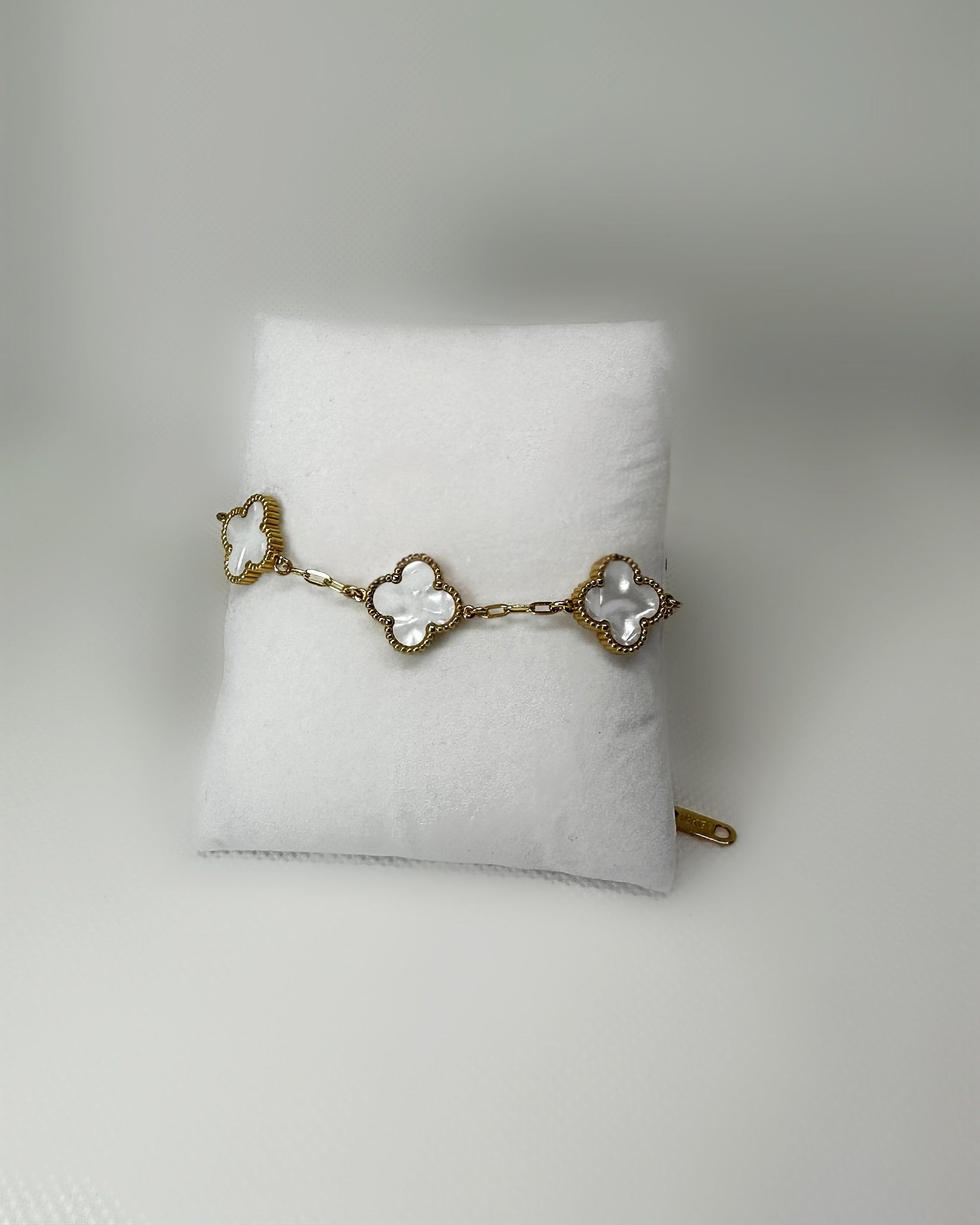 18K gold-plated clover bracelet with white enamel by Atelier Épure elegant, timeless, and effortlessly refined.