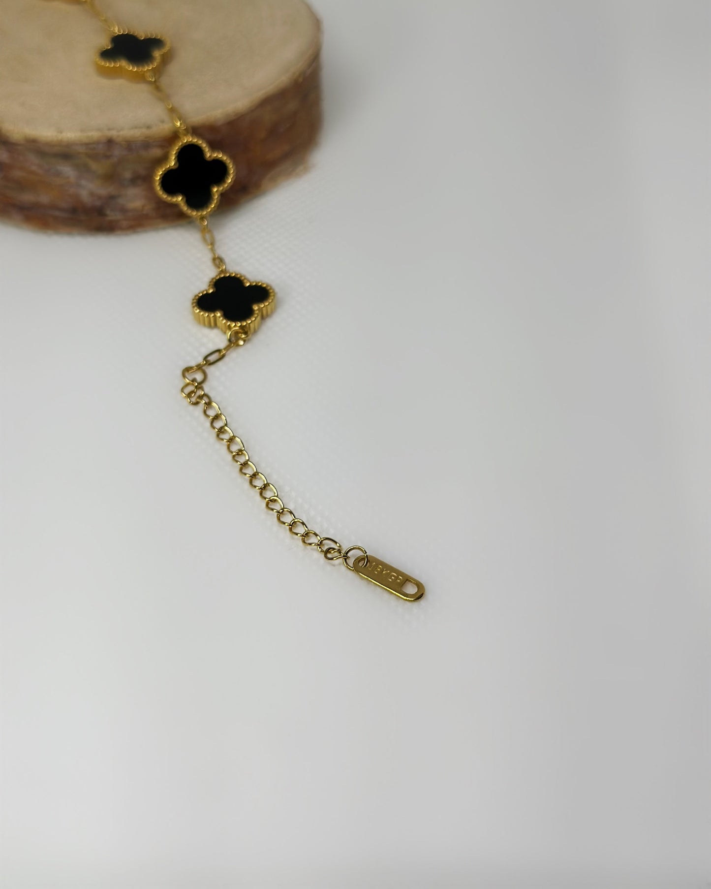 18K gold-plated clover bracelet with black enamel by Atelier Épure elegant, timeless, and effortlessly refined.