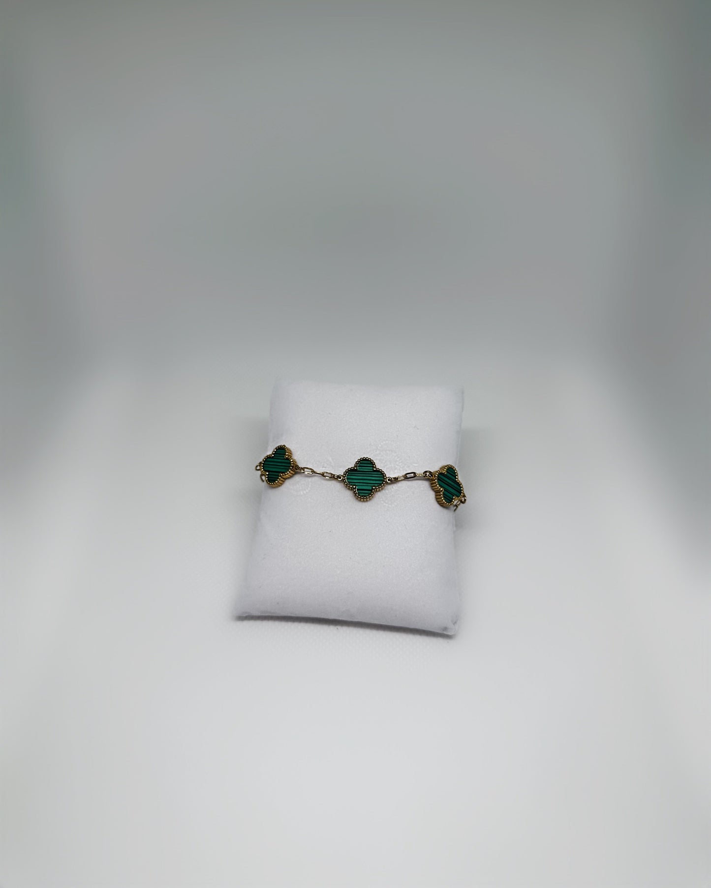 18K gold-plated clover bracelet with green enamel by Atelier Épure elegant, timeless, and effortlessly refined.