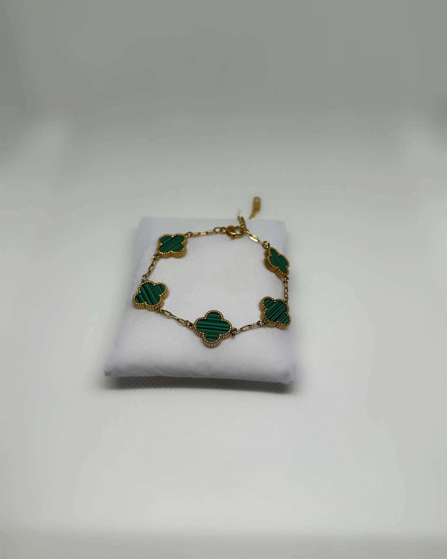 18K gold-plated clover bracelet with green enamel by Atelier Épure elegant, timeless, and effortlessly refined.