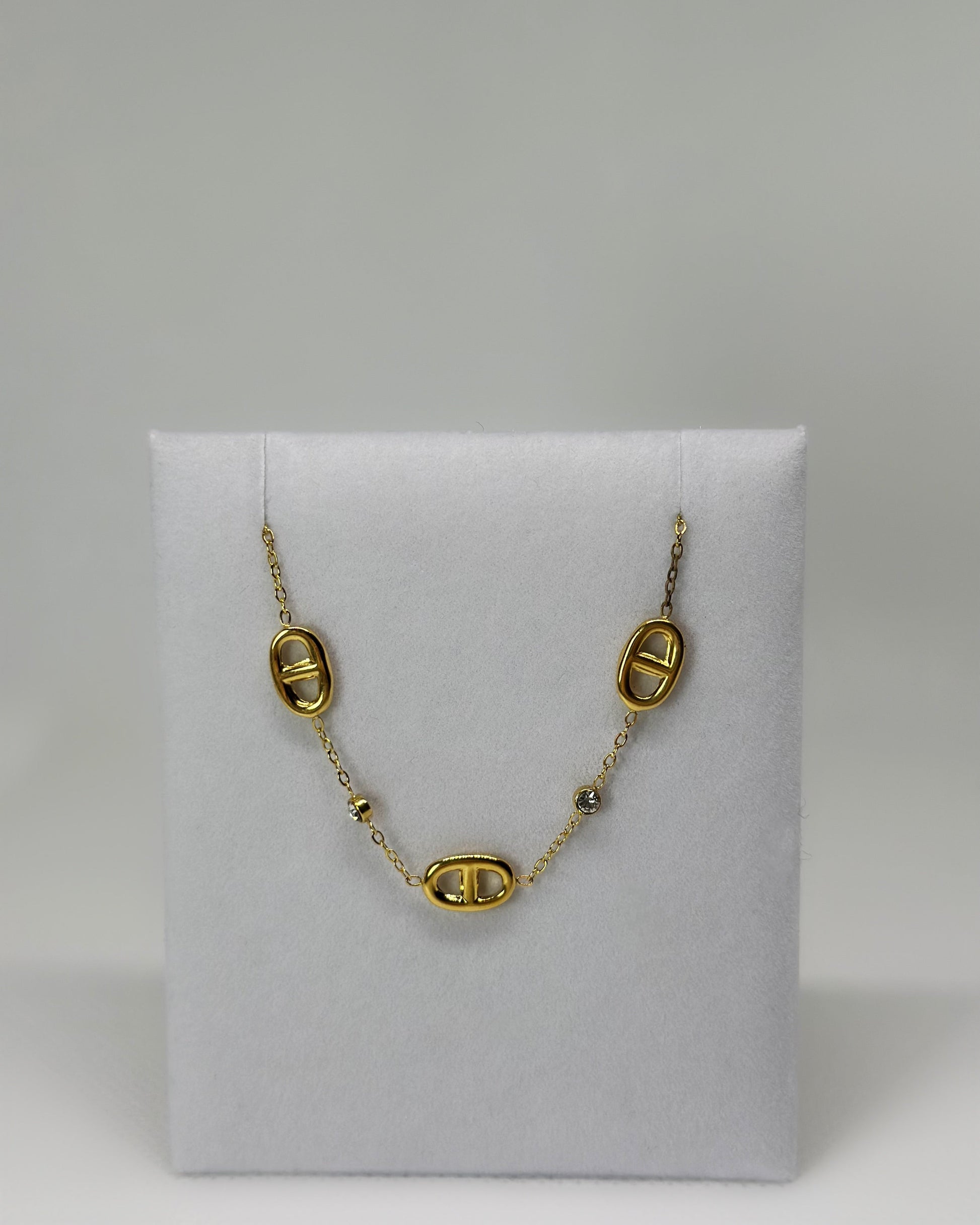 18K gold-plated bracelet by Atelier Épure; refined, timeless, and effortlessly luxurious.