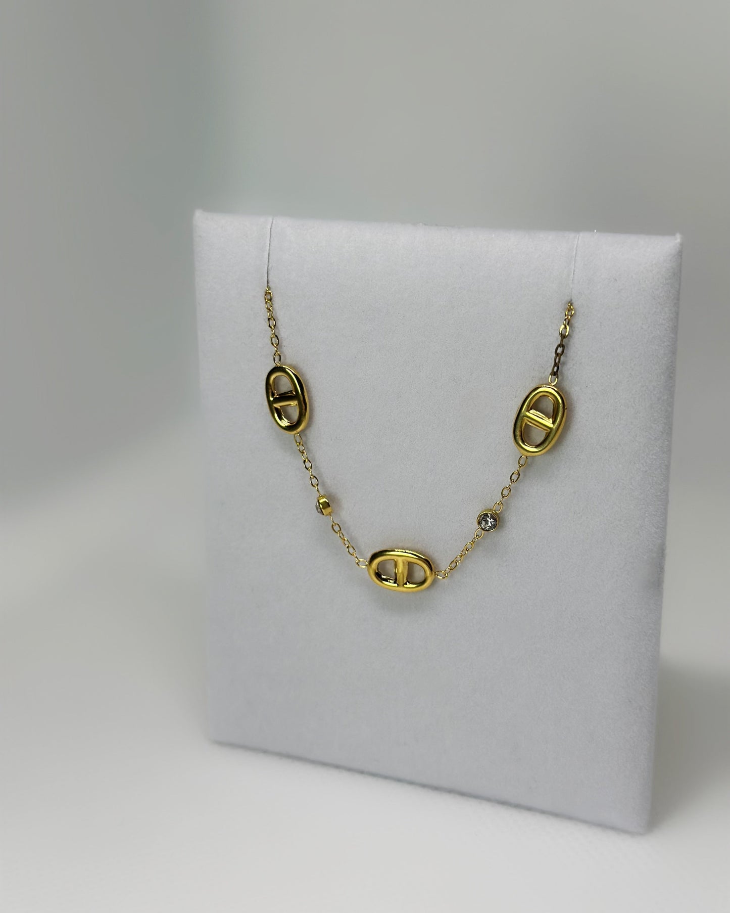 18K gold-plated bracelet by Atelier Épure
refined, timeless, and effortlessly luxurious.